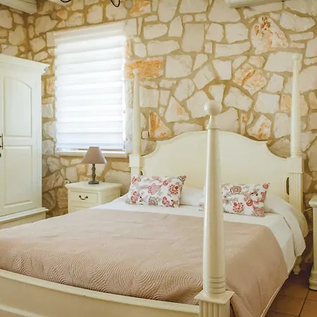 Chloe Villa Agios Leon